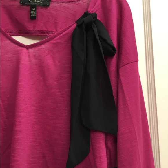 Pink Keyhole top with bow 🎀 - Picture 2 of 4